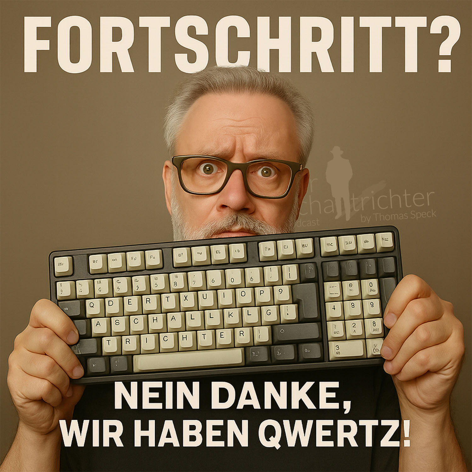 Quadratisches Podcast-Cover: Ein Mann mittleren Alters mit grauen Haaren und Bart hält resigniert eine Computer-Tastatur prominent vor sich, als Symbol für veraltete digitale Gewohnheiten. Darüber in großen, gesperrten Lettern der Titel: ‚Fortschritt?‘, darunter kleiner, ebenfalls gesperrt: ‚Nein danke, wir haben QWERTZ!‘. Schlichtes, fotorealistisches Design mit humorvollem, nachdenklichem Ausdruck.